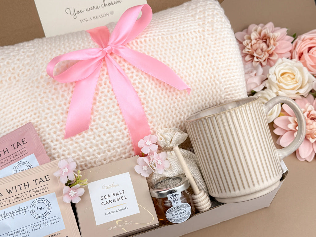 Birthday Gift Box for Mom – Cozy Blanket Mug Candle Set 3