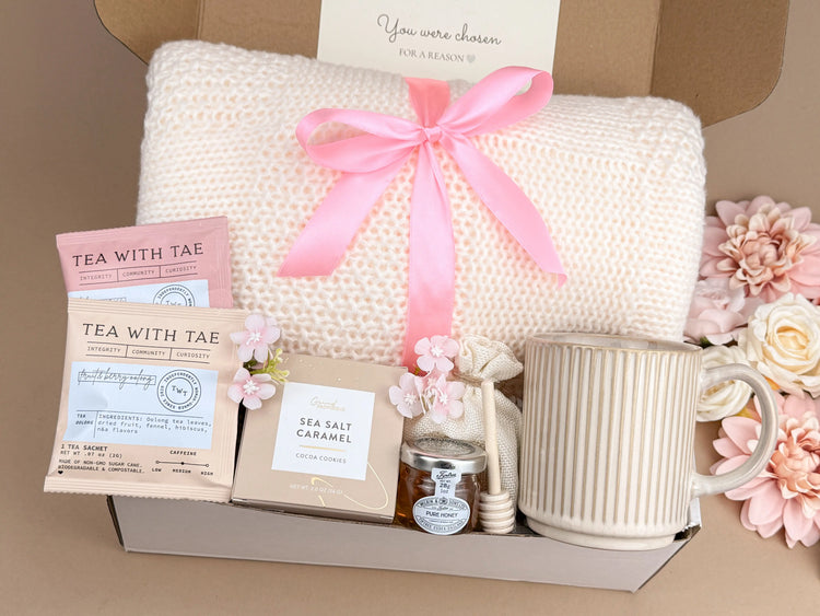 Birthday Gift Box for Mom – Cozy Blanket Mug Candle Set 2