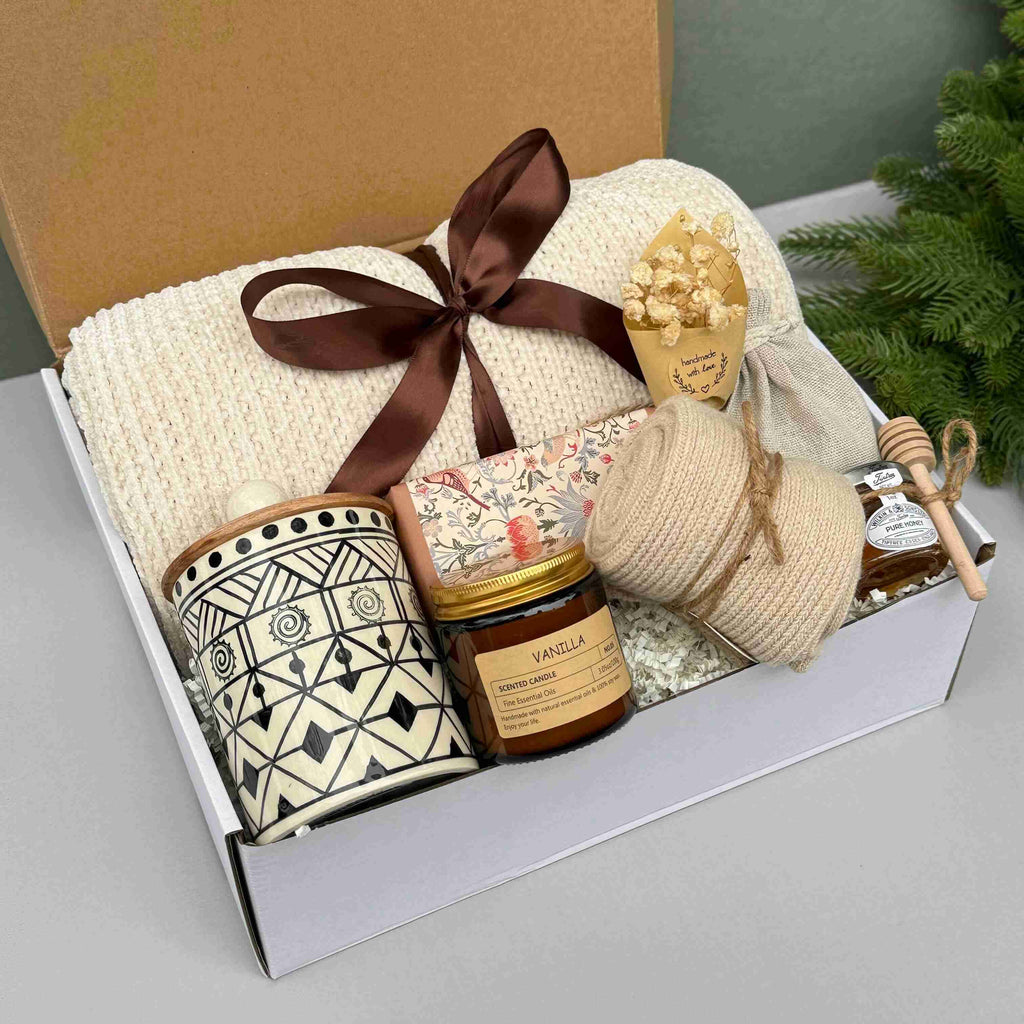 Golden Cozy Moments Gift Box – Blanket, Honey, Candle & Sweet Comfort