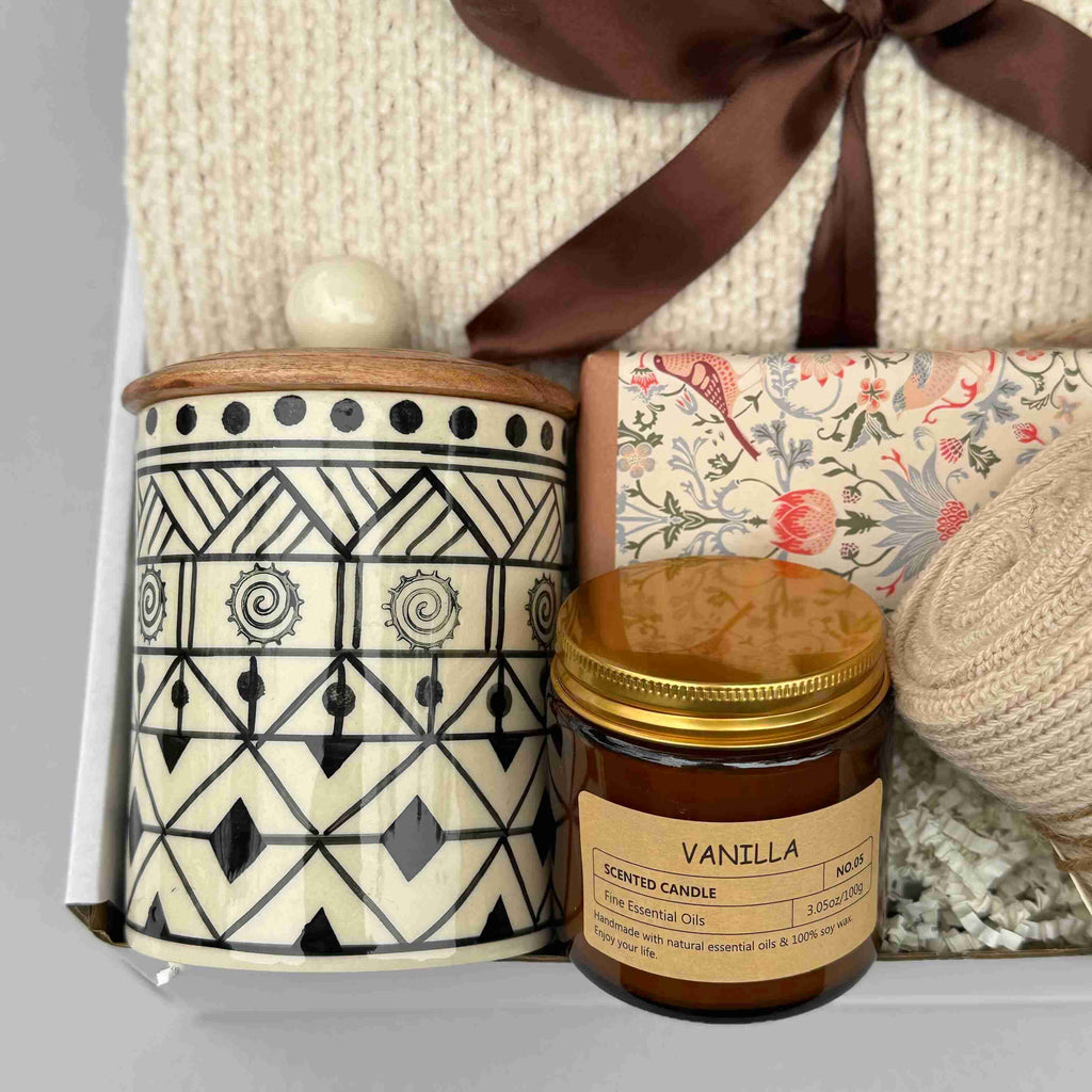 Golden Cozy Moments Gift Box – Blanket, Honey, Candle & Sweet Comfort 7720