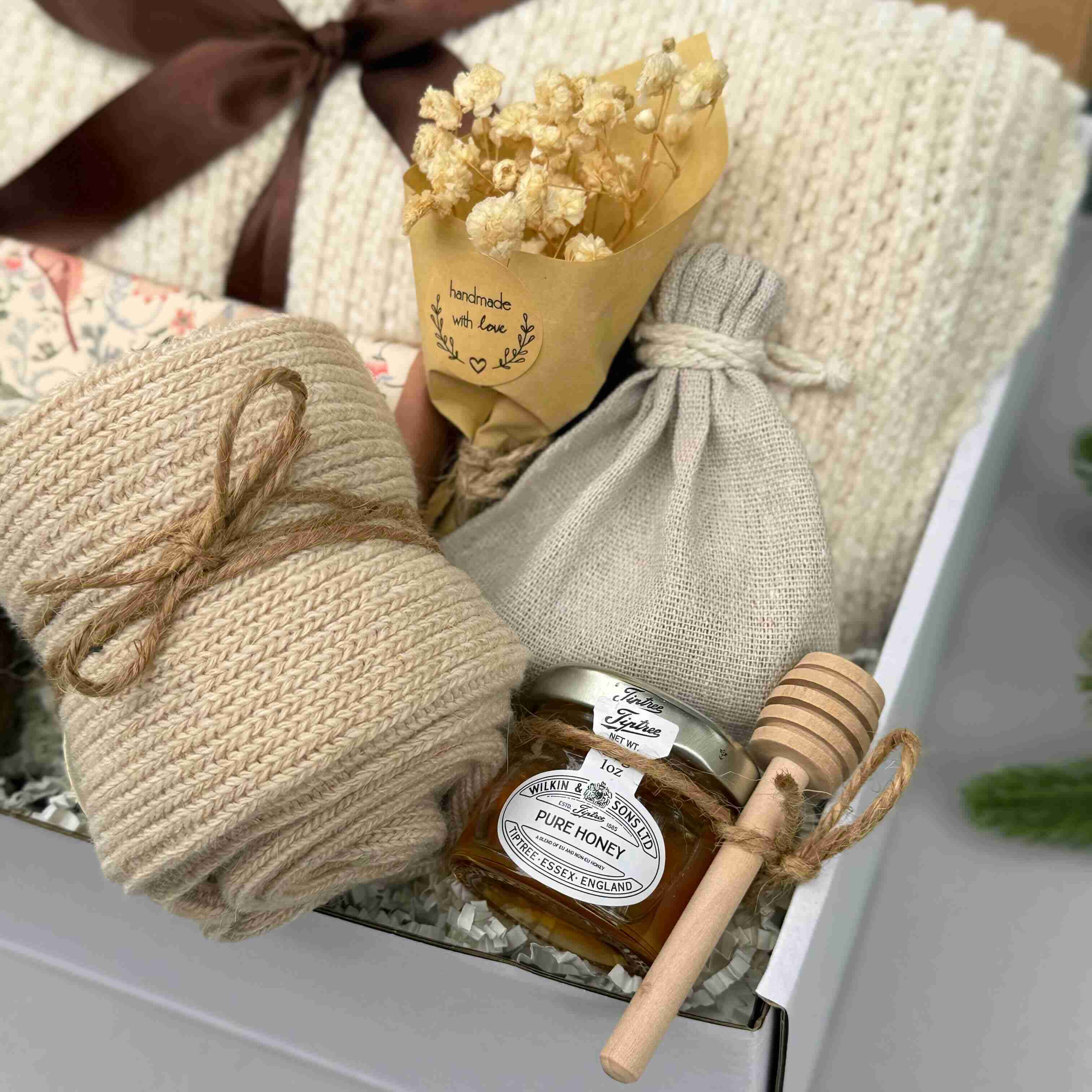 Golden Cozy Moments Gift Box – Blanket, Honey, Candle & Sweet Comfort 7721