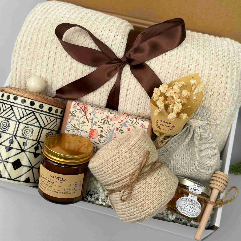 Golden Cozy Moments Gift Box – Blanket, Honey, Candle & Sweet Comfort 7723