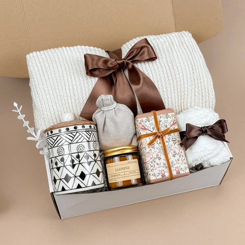 Cozy Gift Box with Blanket and Candle – Golden Caramel Comfort Set