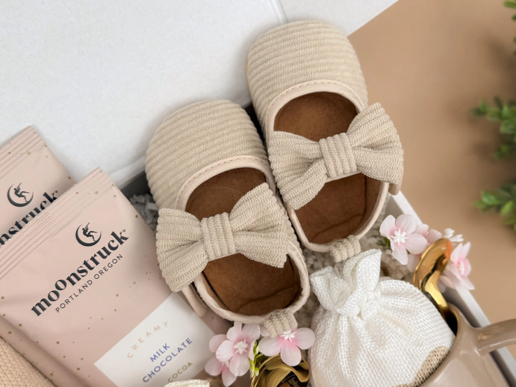 Newborn Gift Set – Soft Baby Blanket, Bunny Rattle & 2pc Mugs with Cocoa and Marshmallows Image 5