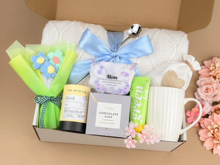 Warm Hug Gift Box for Mom – Blanket Mug Candle Honey Cookies 2