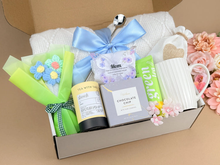 Warm Hug Gift Box for Mom – Blanket Mug Candle Honey Cookies