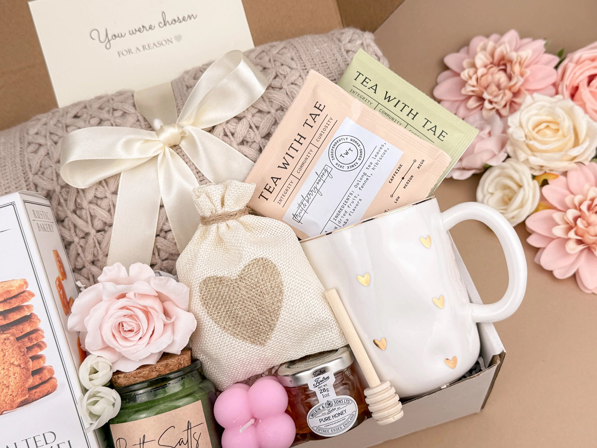 Warm Moments Relaxation Gift Box – Blanket, Mug, Salted Caramel Cookies, Tea, Honey, Bath Salts, Scented Candle 3