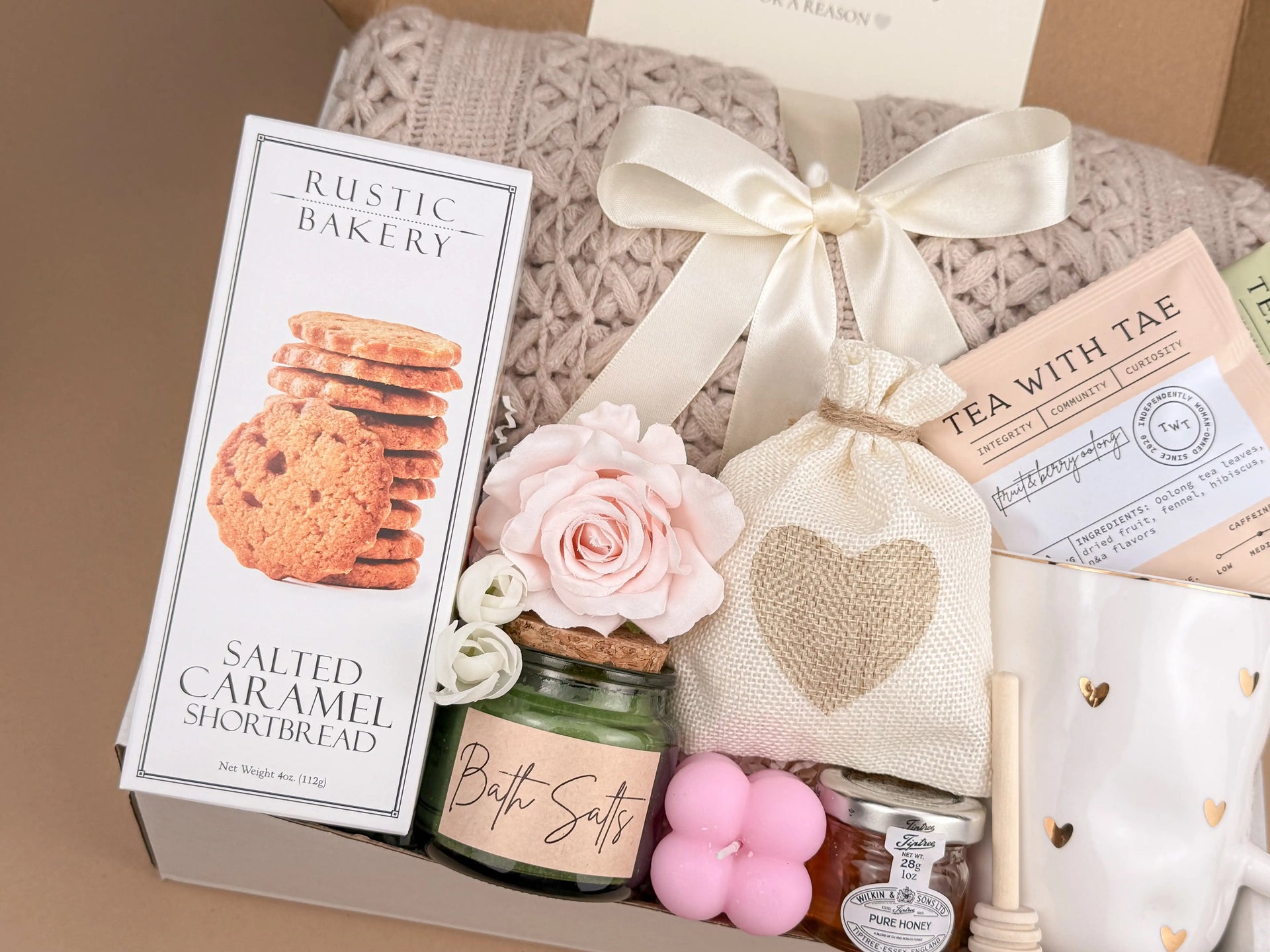 Warm Moments Relaxation Gift Box – Blanket, Mug, Salted Caramel Cookies, Tea, Honey, Bath Salts, Scented Candle 2