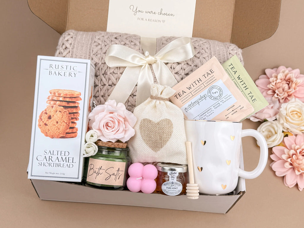 Warm Moments Relaxation Gift Box – Blanket, Mug, Salted Caramel Cookies, Tea, Honey, Bath Salts, Scented Candle 4