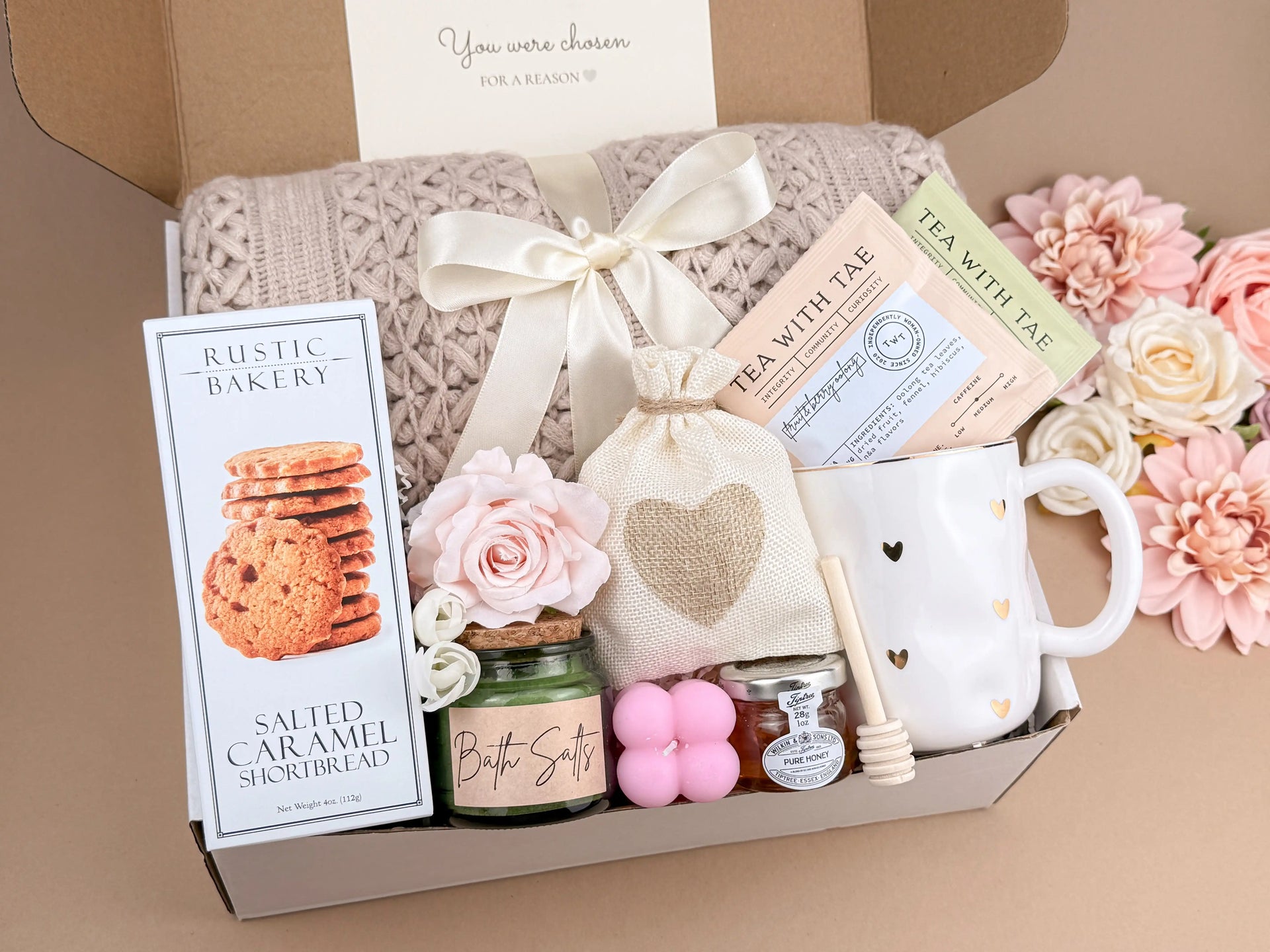 Warm Moments Relaxation Gift Box – Blanket, Mug, Salted Caramel Cookies, Tea, Honey, Bath Salts, Scented Candle