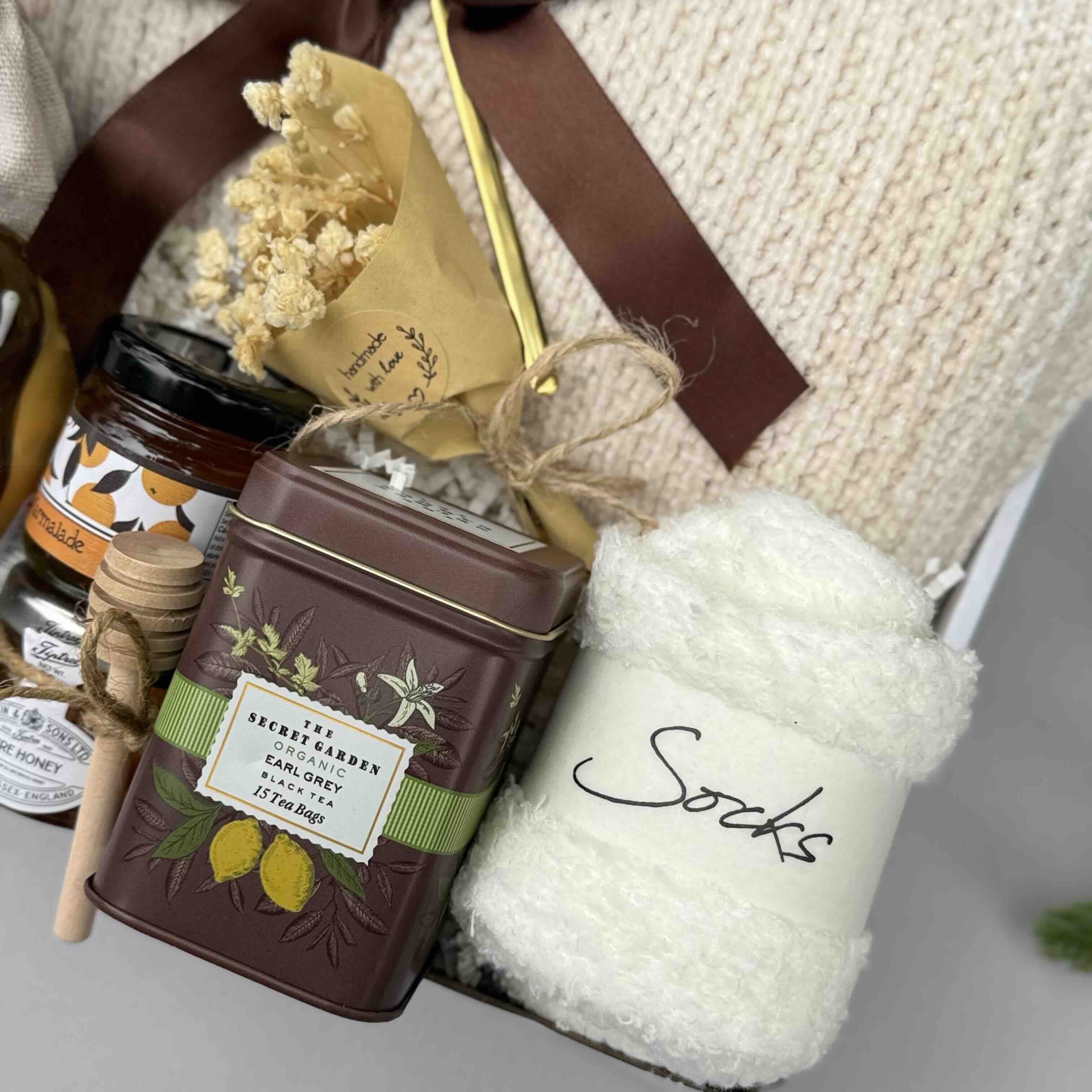 Warm Hug Donut Handmade Gift Box – Cozy Comfort, Relaxation Essentials, Blanket, Mug & Tea 7765